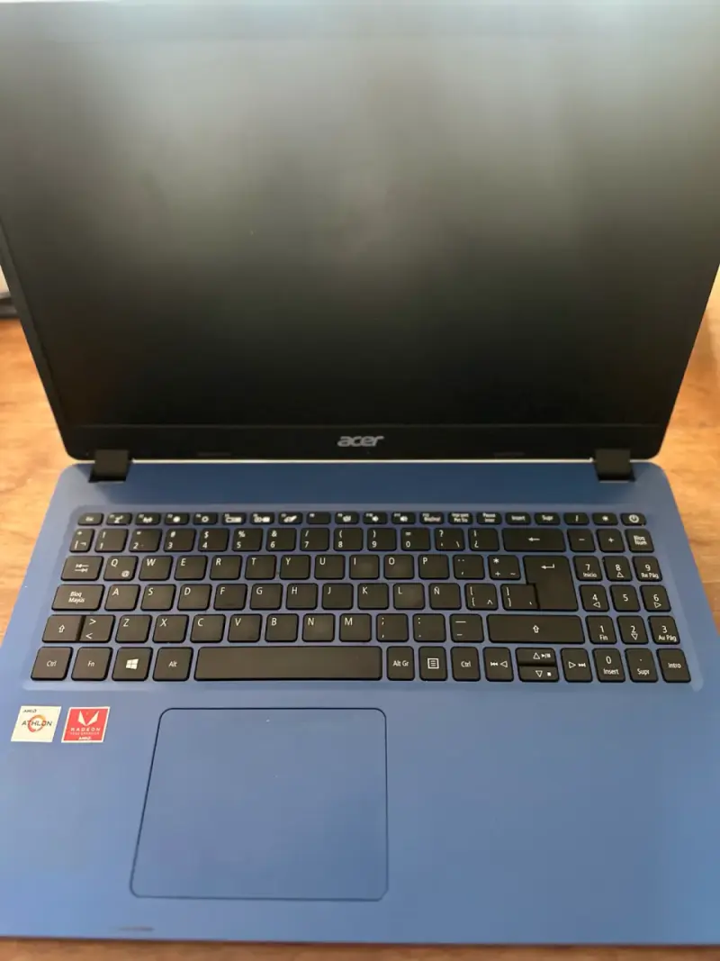 Laptop Acer azul con pantalla amplia - 3