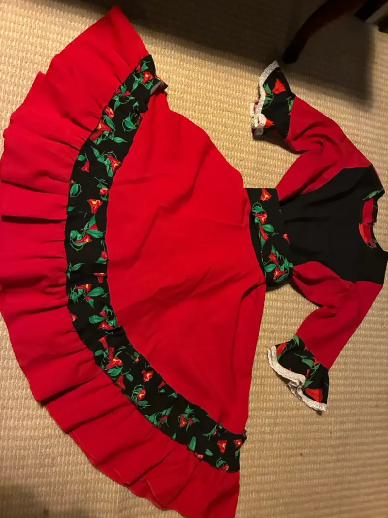 Vestido folclórico chileno rojo con detalles florales