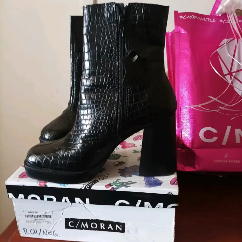Botines de cuero negro con textura C/Moran - 1