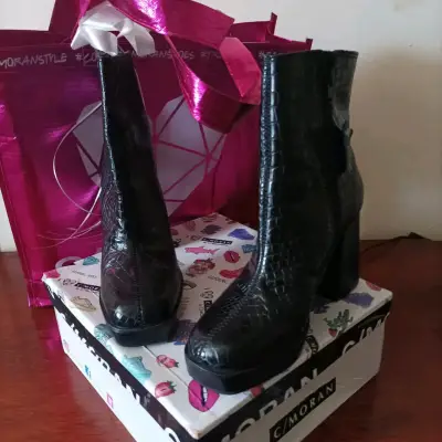 Botines de cuero negro con textura C/Moran - miniatura 2