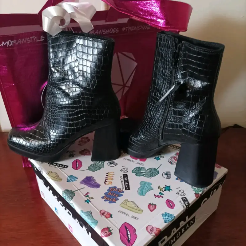 Botines de cuero negro con textura C/Moran - 3