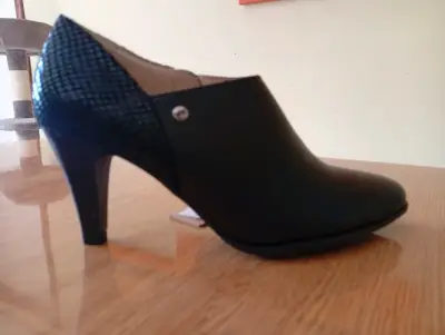 Zapatos de tacón negro con diseño texturizado - miniatura 1