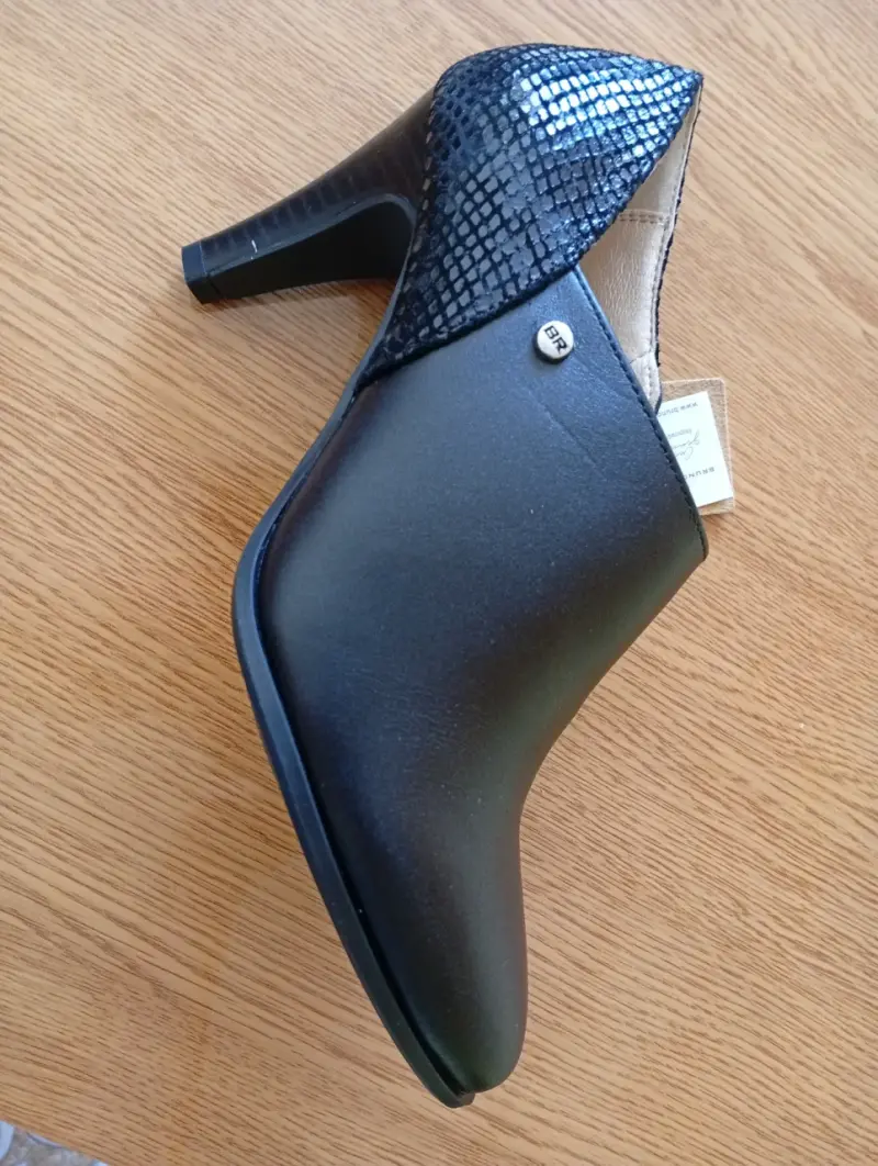 Zapatos de tacón negro con diseño texturizado - 2