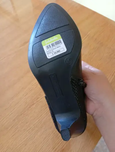 Zapatos de tacón negro con diseño texturizado - miniatura 3