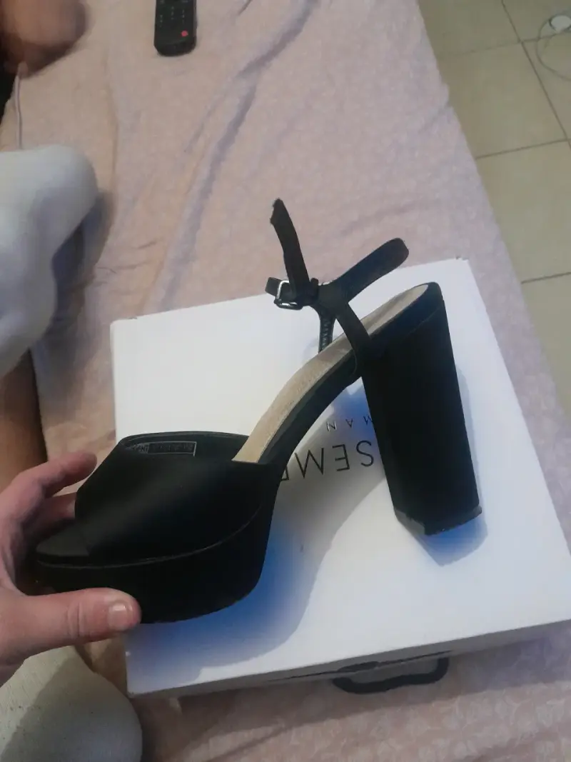 Sandalias de tacón alto negras elegantes