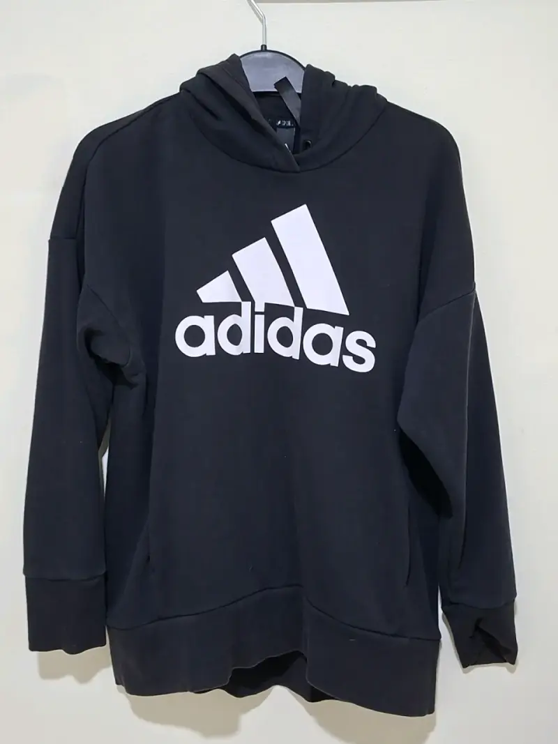 Polerón negro Adidas con capucha