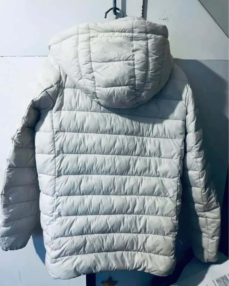 Chaqueta acolchada blanca con capucha para mujer
