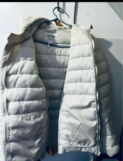 Chaqueta acolchada blanca con capucha para mujer - miniatura 2