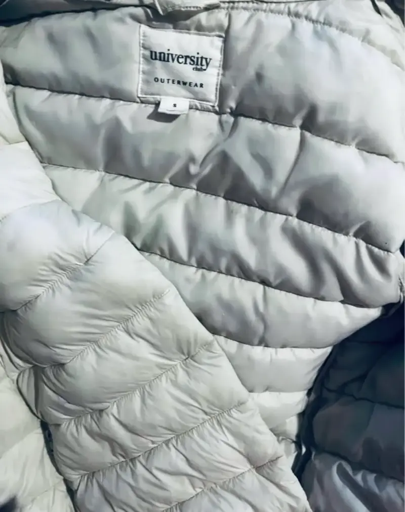Chaqueta acolchada blanca con capucha para mujer - 3