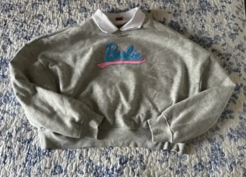 Polerón gris con logo Barbie