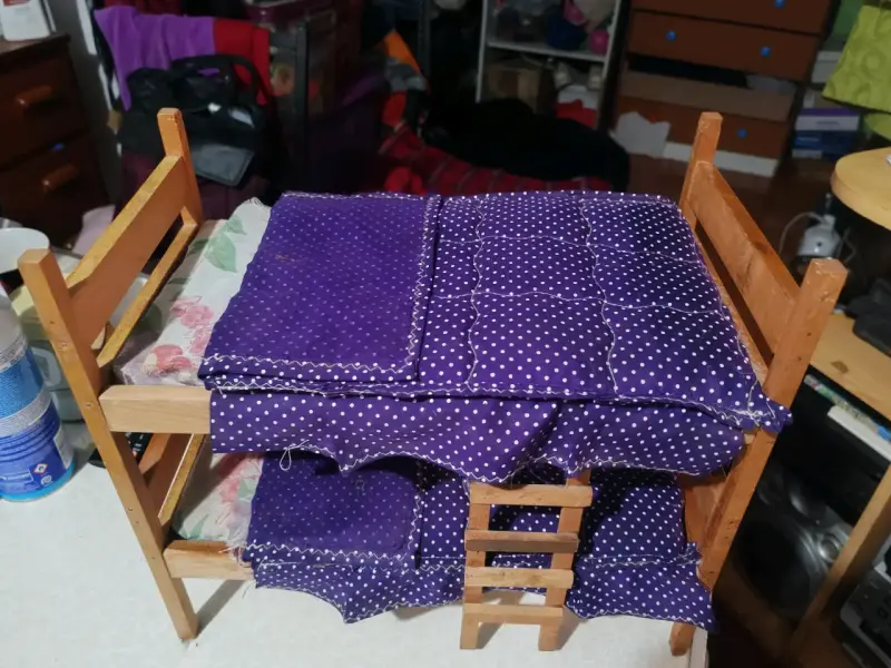 Cama de muñecas de madera con colchones - 1