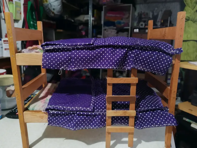 Cama de muñecas de madera con colchones - 2