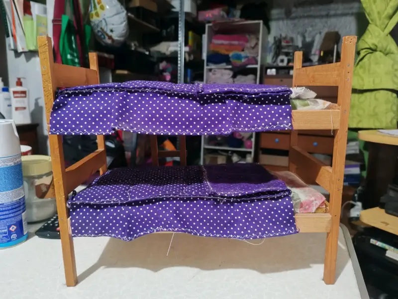 Cama de muñecas de madera con colchones - 3