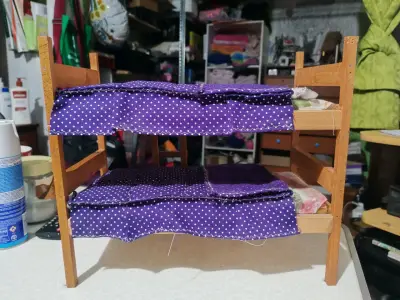 Cama de muñecas de madera con colchones - miniatura 3