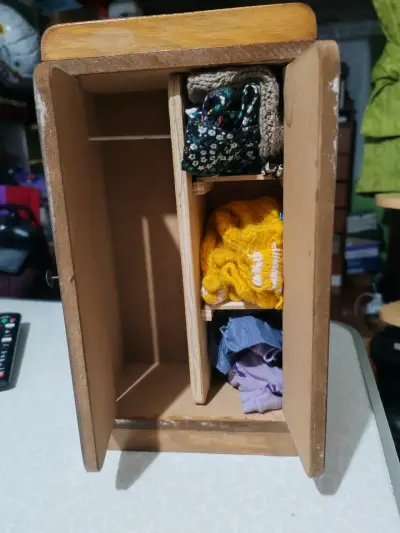 Armario de madera para muñecas con ropa - miniatura 1