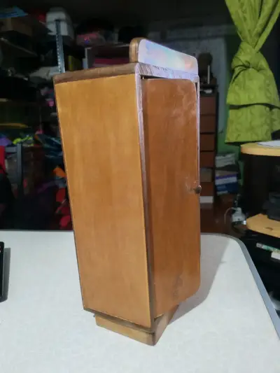 Armario de madera para muñecas con ropa - miniatura 2