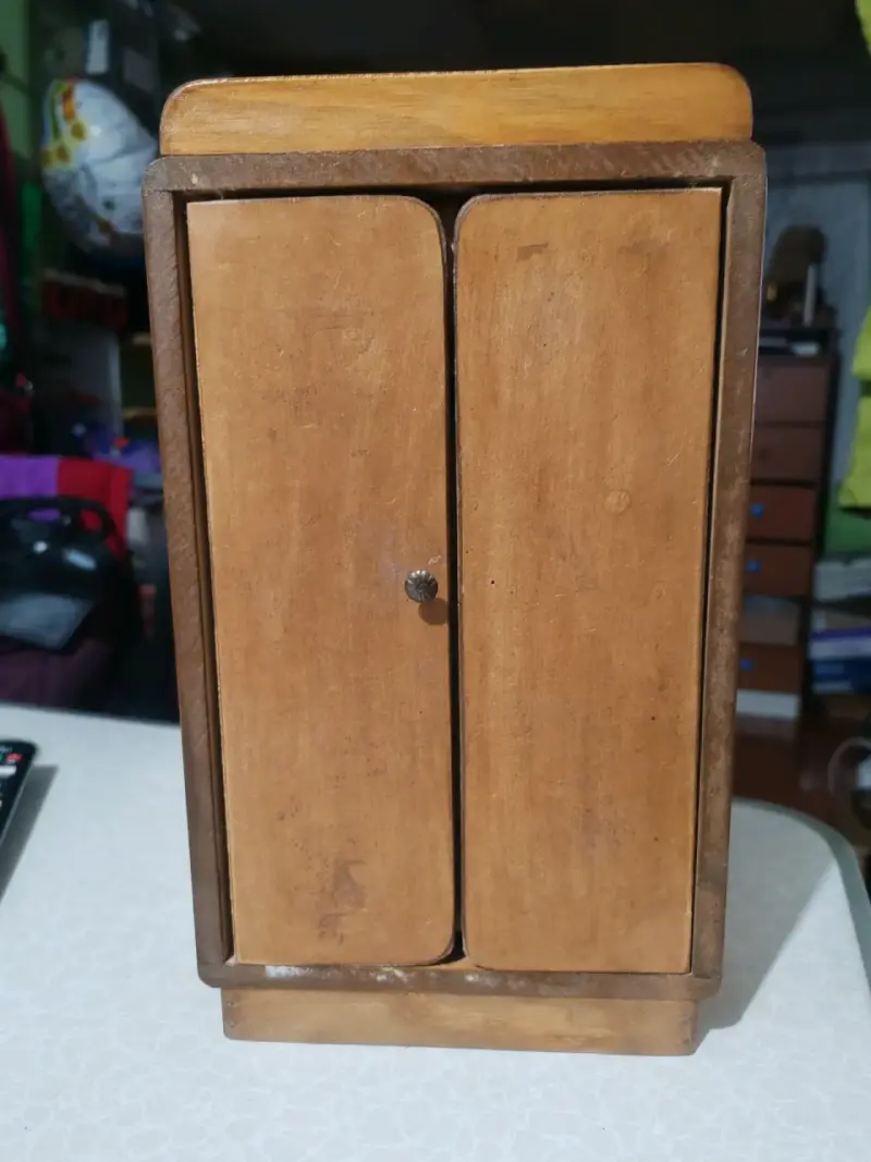 Armario de madera para muñecas con ropa - 3