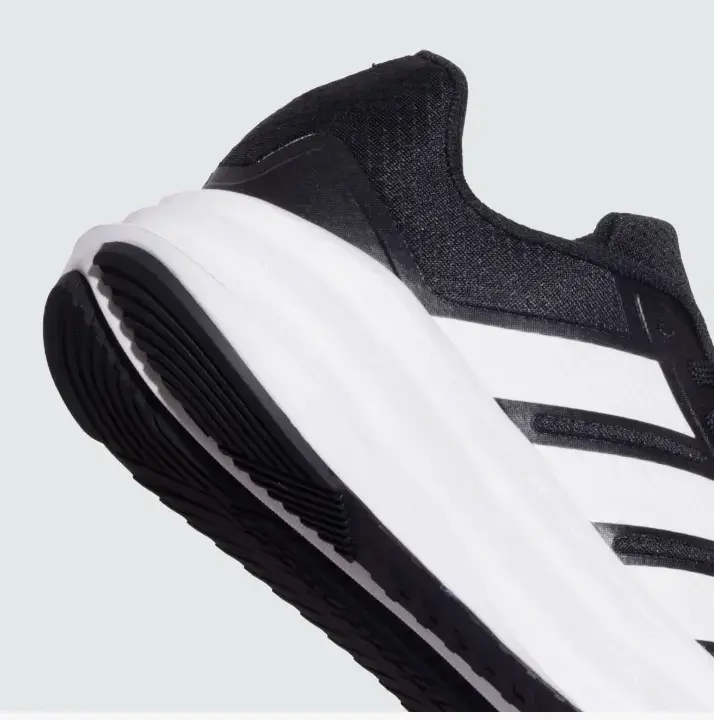 Zapatillas deportivas negras y blancas