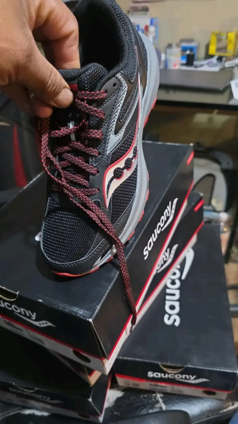 Zapatillas deportivas Saucony negras y rojas