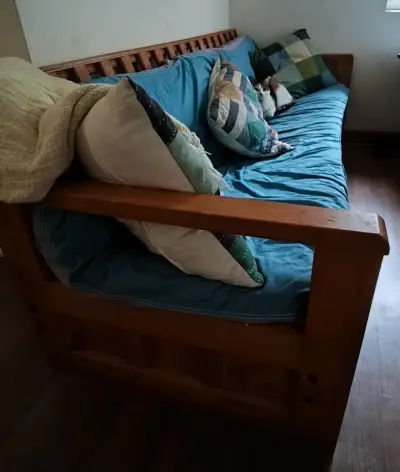Sofá cama de madera con cojines coloridos - miniatura 2
