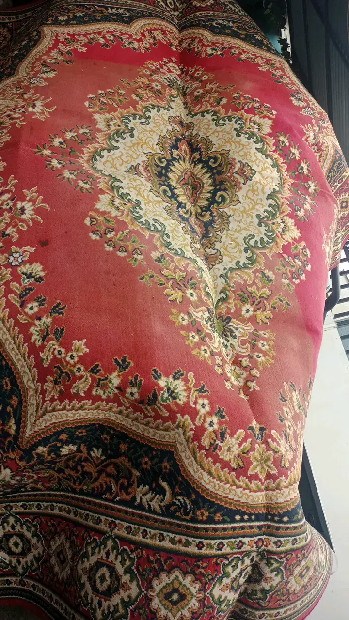 Alfombra persa roja con diseño floral