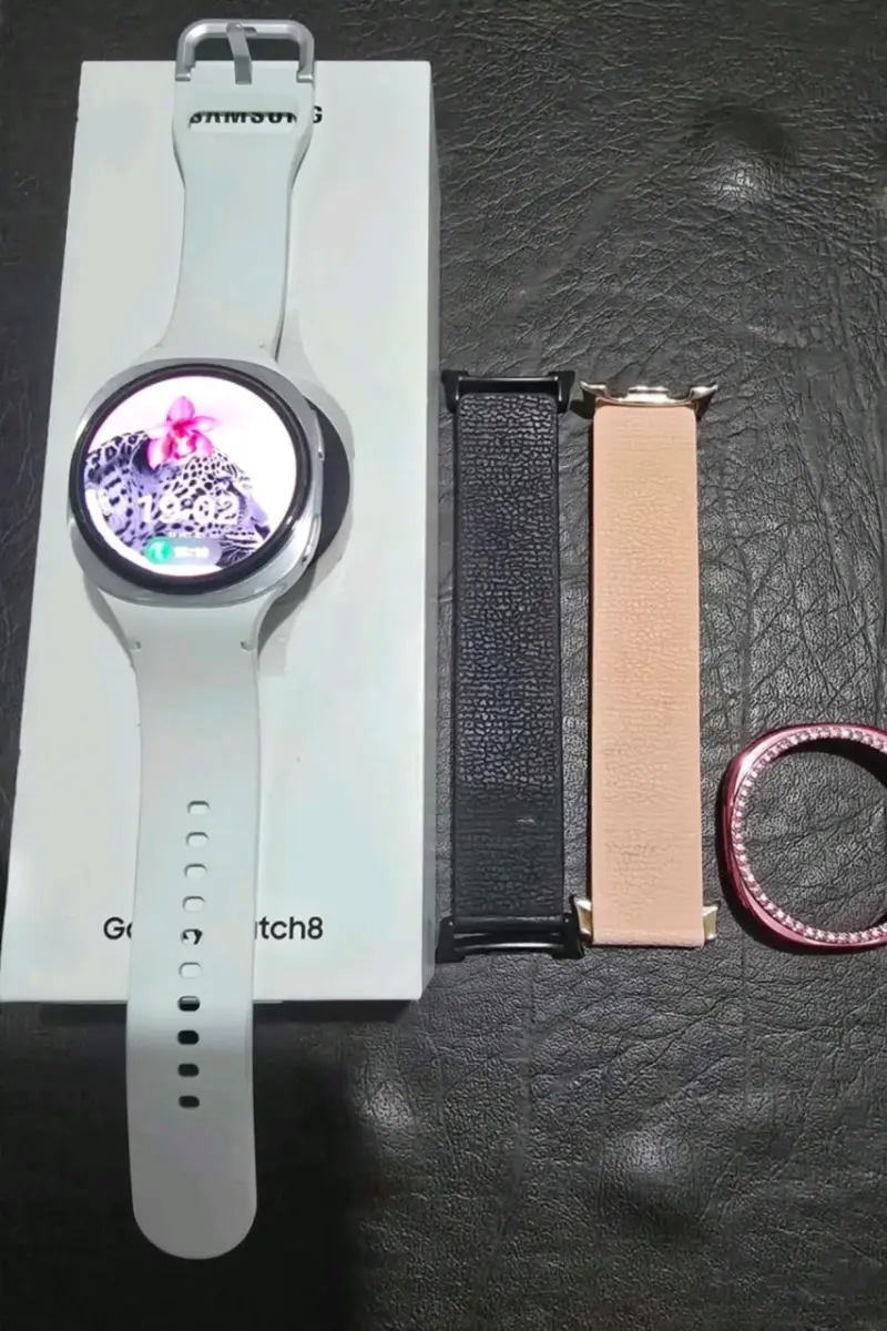 Samsung Galaxy Watch 8 con correas intercambiables - 1