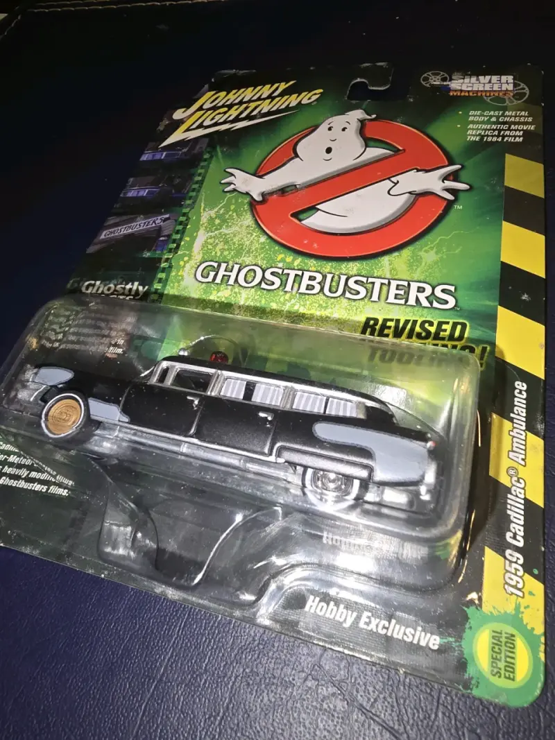 Auto juguete  Ghostbusters Johnny Lightning 1:64 - 2