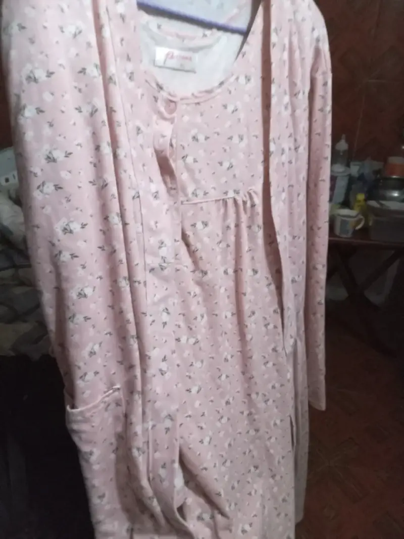 Pijama de mujer rosa con estampado floral - 1