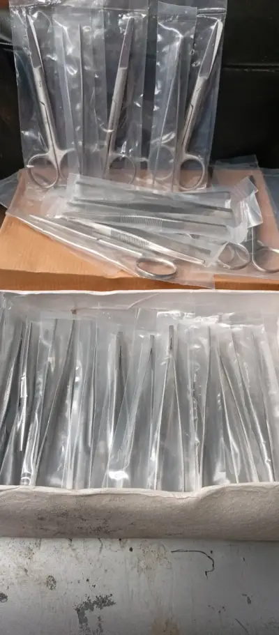 Set de Pinzas y Tijeras Quirúrgicas de Acero Inoxidable - miniatura 2