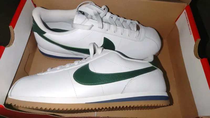Zapatillas deportivas blancas con logo verde