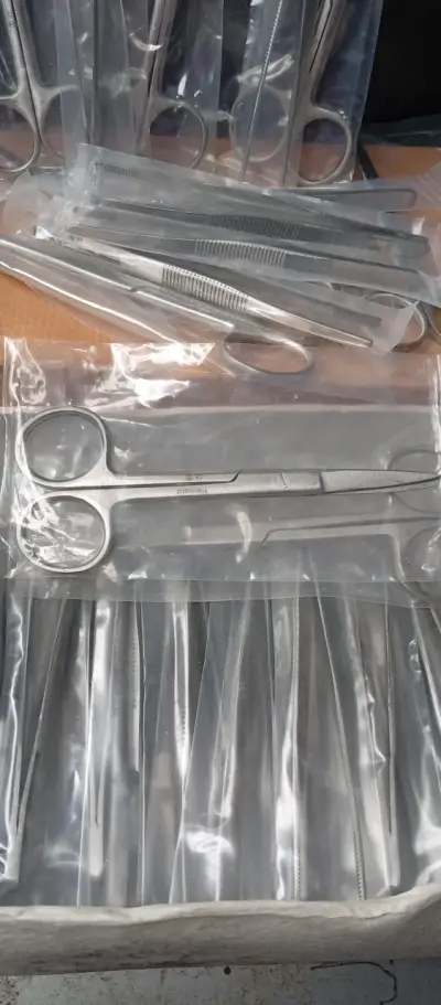 Set de Pinzas y Tijeras Quirúrgicas de Acero Inoxidable - miniatura 1