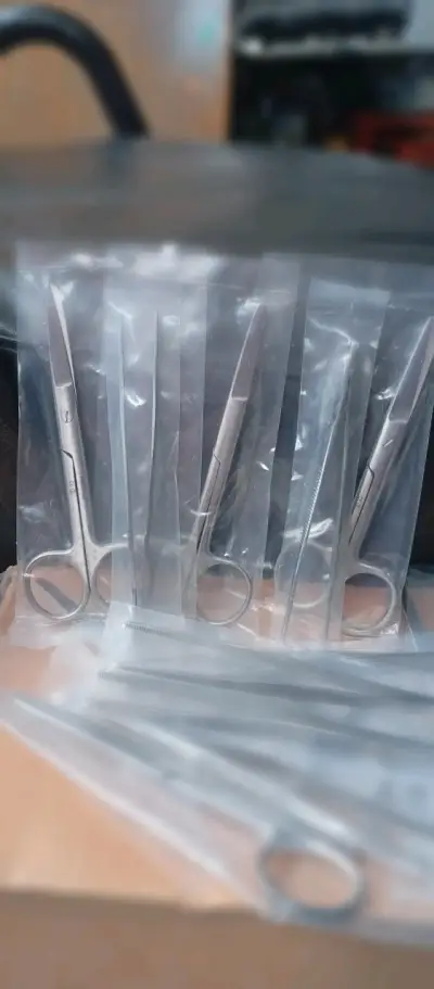 Set de Pinzas y Tijeras Quirúrgicas de Acero Inoxidable - miniatura 3