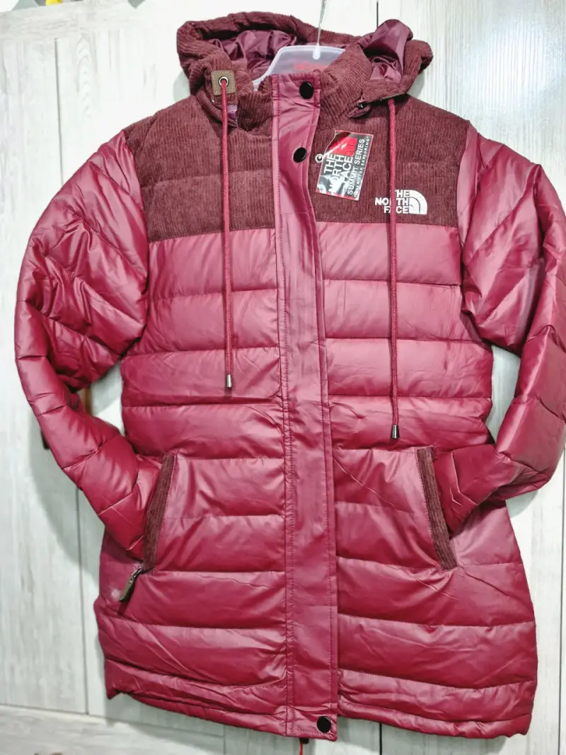 Parka acolchada The North Face roja para invierno - 1