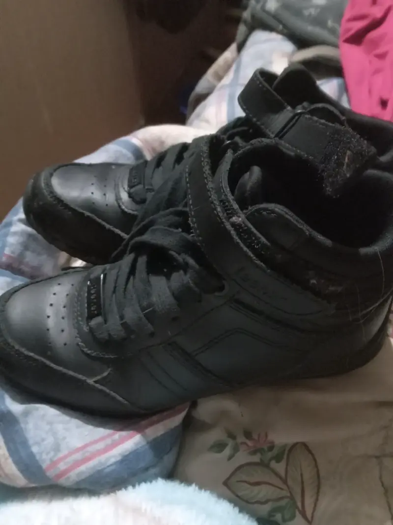 Zapatillas negras de cuero para niños