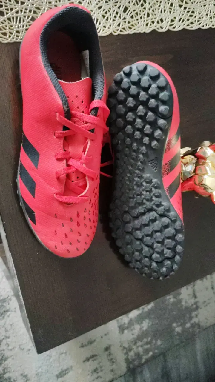 Zapatillas deportivas rojas con suela de goma - 1