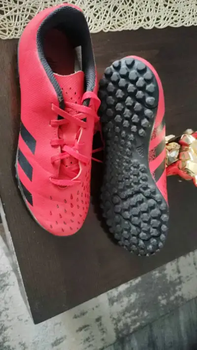 Zapatillas deportivas rojas con suela de goma - miniatura 1