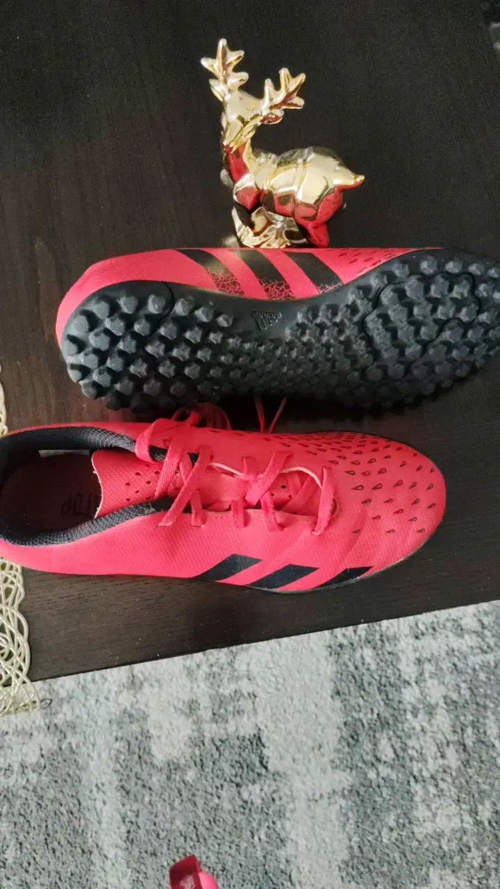 Zapatillas deportivas rojas con suela de goma - 2