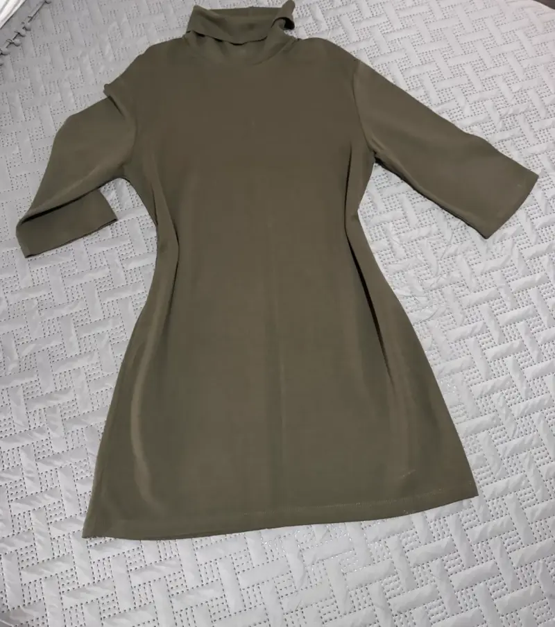 Vestido corto de cuello alto verde oliva y negro - 1