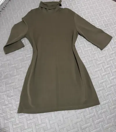 Vestido corto de cuello alto verde oliva y negro - miniatura 1