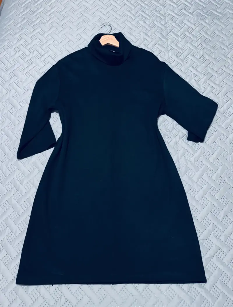 Vestido corto de cuello alto verde oliva y negro - 2