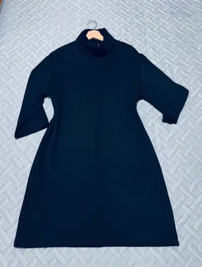 Vestido corto de cuello alto verde oliva y negro - miniatura 2