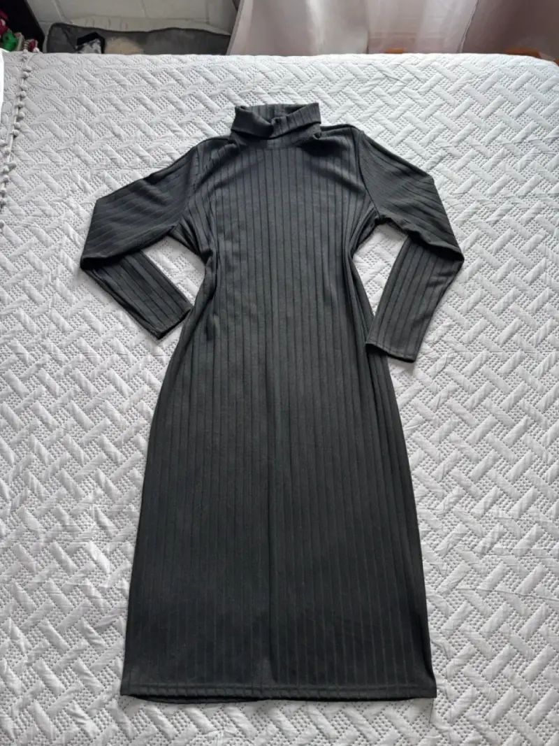 Vestido negro de punto acanalado con cuello alto