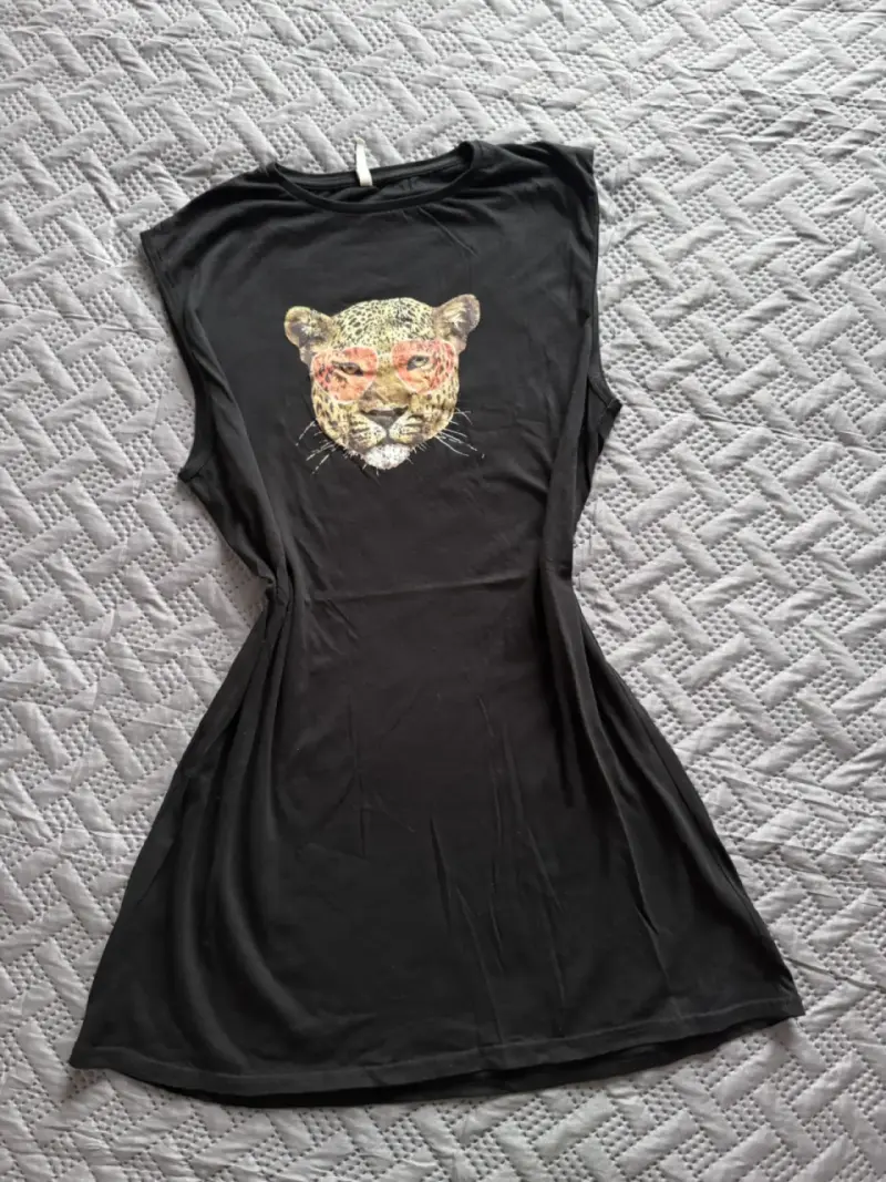 Vestido negro con estampado de leopardo