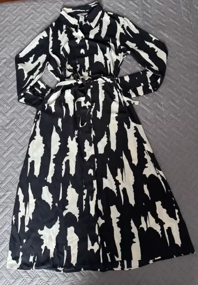 Vestido camisero largo estampado blanco y negro - miniatura 1