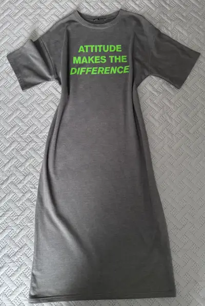 Vestido gris con mensaje "Attitude Makes The Difference" - miniatura 1