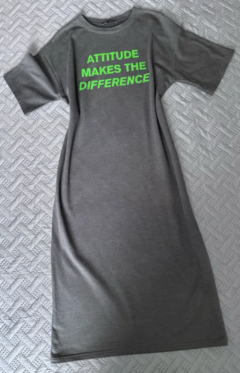 Vestido gris con mensaje "Attitude Makes The Difference" - 2