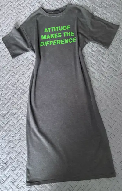 Vestido gris con mensaje "Attitude Makes The Difference" - miniatura 2