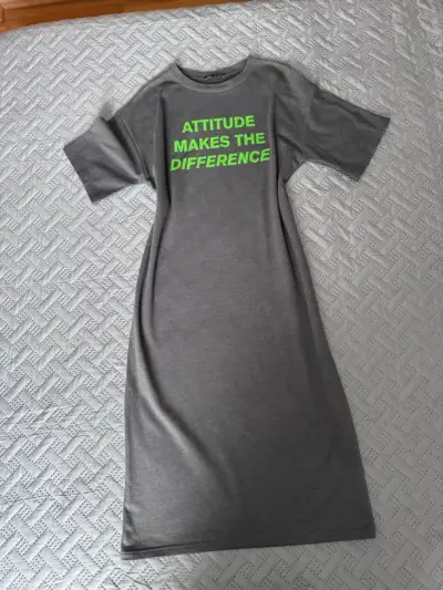 Vestido gris con mensaje "Attitude Makes The Difference" - miniatura 3
