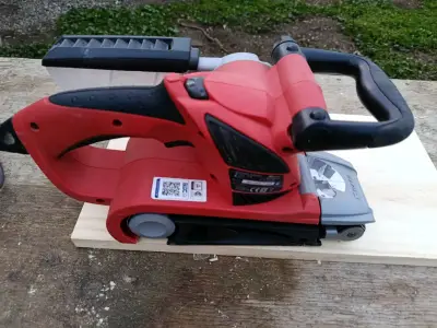 Lijadora de banda eléctrica roja con mango ergonómico - miniatura 1