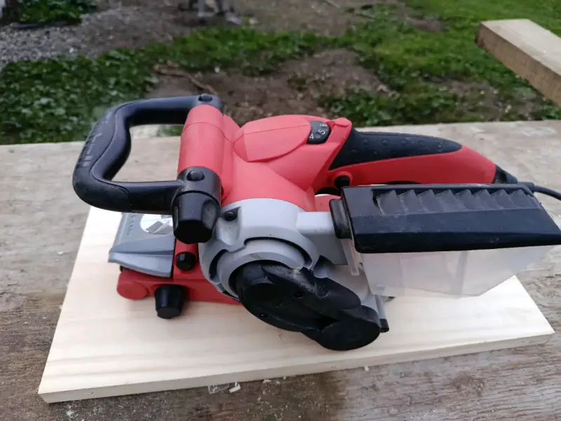 Lijadora de banda eléctrica roja con mango ergonómico - 2